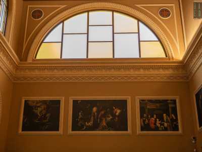 Il ricco ambiente � illuminato da un ampio finestrone sulla sinistra...